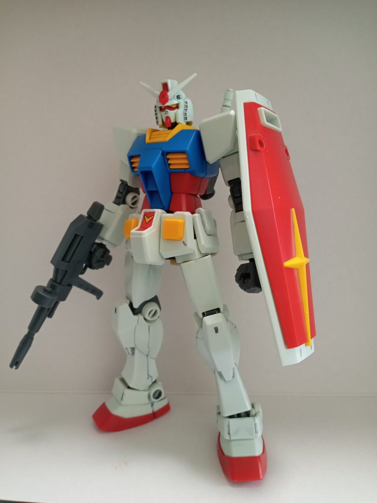 Reviveガンダムはのっぺりした顔がイマイチ気に入らなかったので、こちらも顔をチェンジ。こちらは成型色一緒になので楽々ミキシング個人的にはこっちの方が好きですね。グリグリ動かせる、自分好みのガンダムが簡単に作れて良い時代になったものです。   