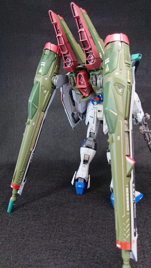 ブラストシルエットはメタリックカラーの差し色を追加しています。