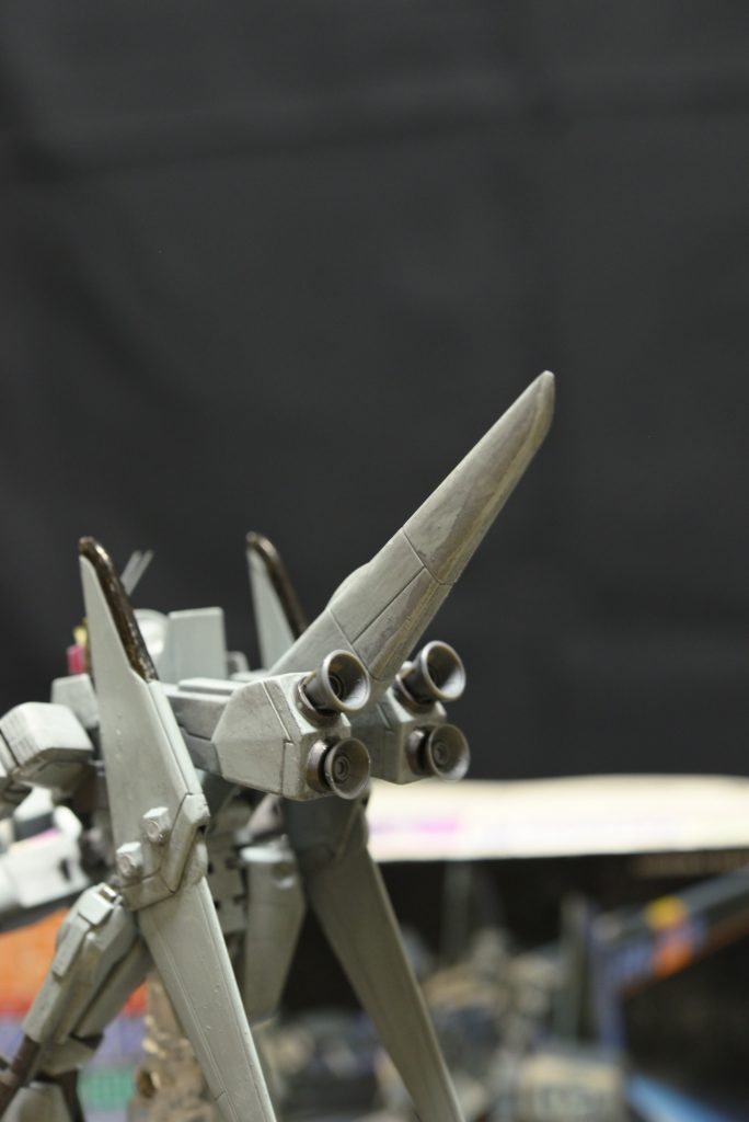 ノーマルのバーニア内のパーティングラインを消すのを端折ってバーニアを接着して胡麻化しました＾＾；まあ、機動力強化型という設定で。。。アンテナ追加も隊長機設定です（漫画のレッドウォーリアのアンテナはこんな感じだったような）。実はウェーブシューターの写真を撮ろうとしたのですが右腕がもげたので断念しました（接着剤で補修中）。と言う訳で、写真枚数少ないです。 