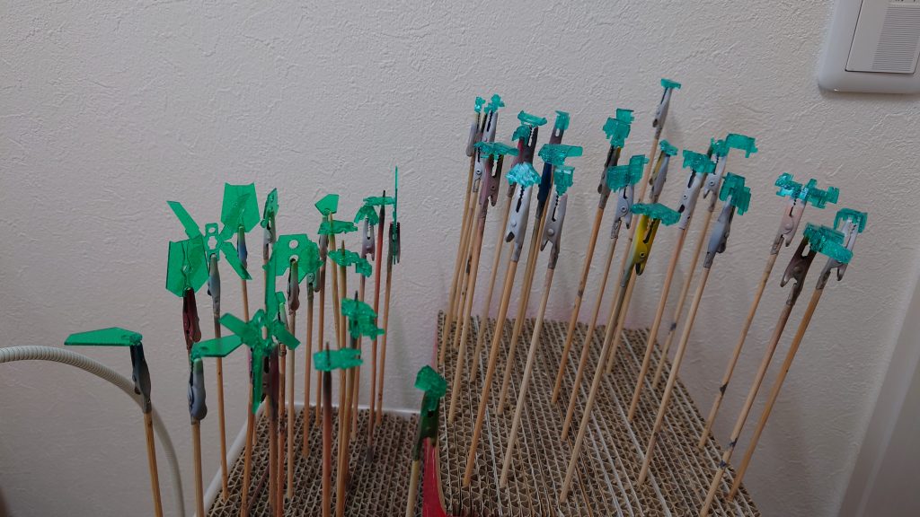 サイコフレームをガイア蛍光グリーンで塗装　右→塗装前、左→塗装後