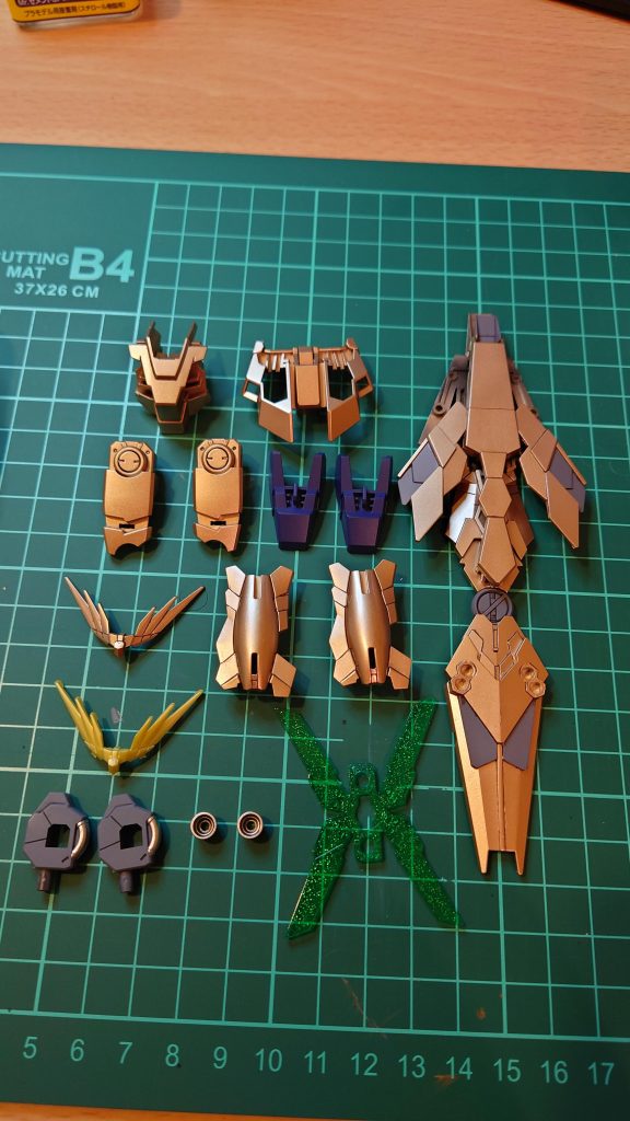 ゴールドはガイアEXゴールド、グレーはガイア_メカサフライト、紺はガンダムカラーのティターンズブルー2、バーニアはガイア_スターブライトジュラルミン、関節動力パイプは4アーティストマーカーシルバーの筆塗り、グリーンはガイア蛍光グリーン、トップコートにガイアEXクリアー