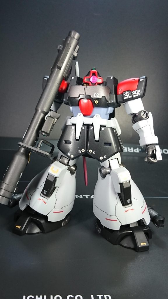パープル系なカラー配色から肩部とコックピットのレッドはそのままに灰色とブラックで塗装し、胸部や膝、肘部は焼鉄色、ブラックで塗り分けしました。