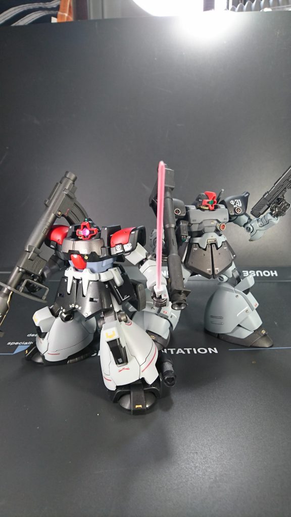 ドム系列では2機体目の作例です。今回のドムトローペンは、ドムⅡと並べるとスタイルがずんぐりむっくりしてます。脚部の側面に付いてたホバー用の筒状のパーツはラジエーター風に塗装しました。