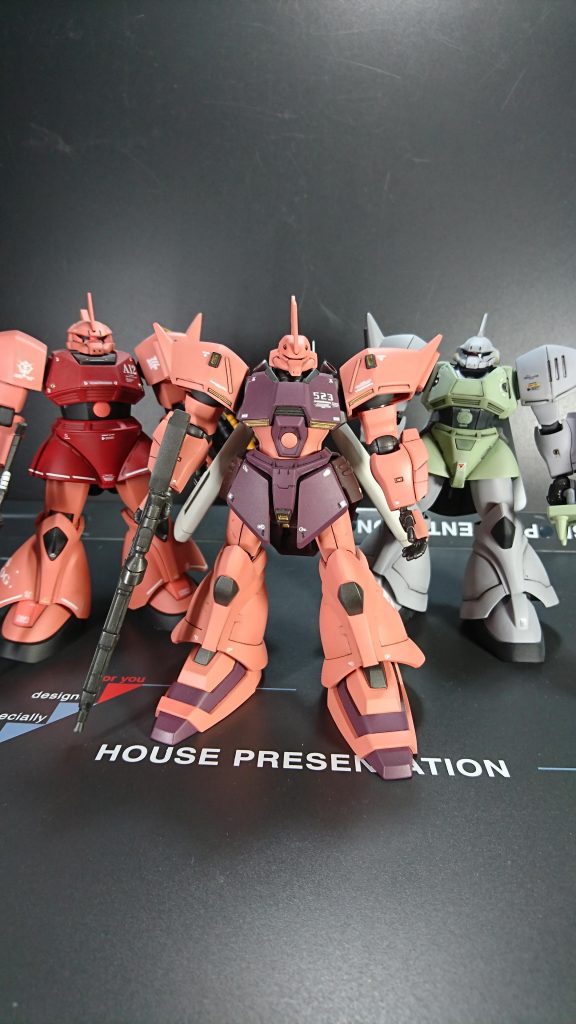 ゲルググ兄弟集合。やはりゲルググJのみ頭部が小さく脚部が長いのでスラリとしたスタイルとなっています。前回作成したドムトローペンとドムⅡも同様のスタイル違いでした。