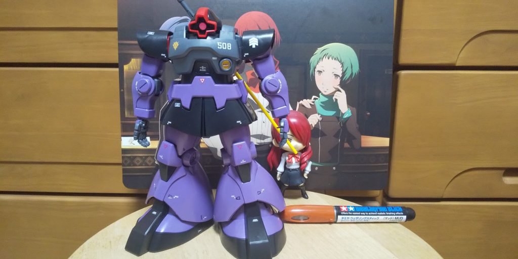 :次はモノアイを蛍光Pで塗り、付属の水転写デカールを貼り付けたぞ。