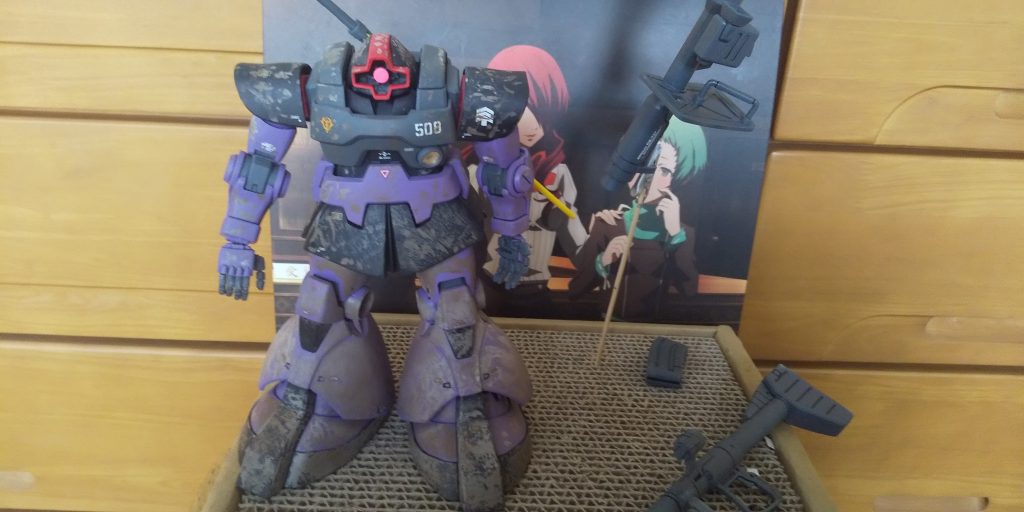 :ウェザリング後はつや消しスプレーをかけて。更に少し汚れを再度加えて。付属の武器にもつや消しスプレーをかけ、h剣とラケーテンバズーカを汚しを加えた。