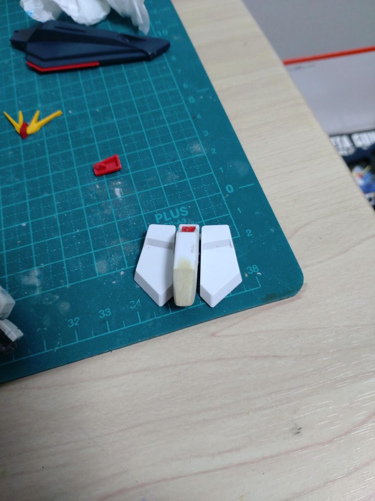 股と前スカート？見つからず、ジャンクパーツの中のからνガンダムパーツ流用しエポキシパテで延長！