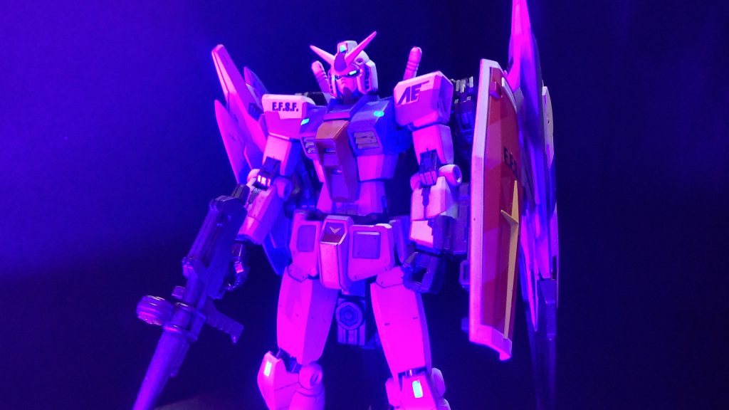 頭部、胸部、膝部のセンサー部は蛍光塗料で光ます。ビコーン!