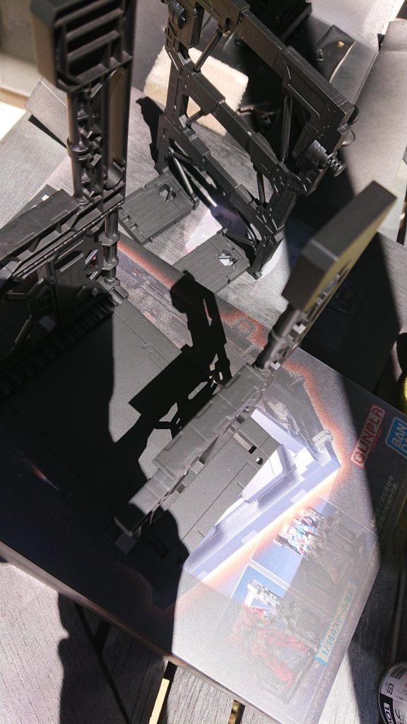 タミヤが勿体無いので、100均の黒スプレーにて塗装...