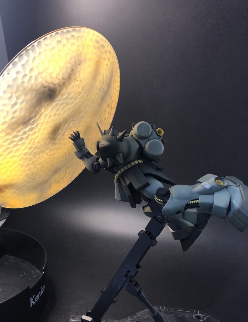 遠目だとこんな感じ、1/144とはいえギラドーガはデカいので皿が小さかった。