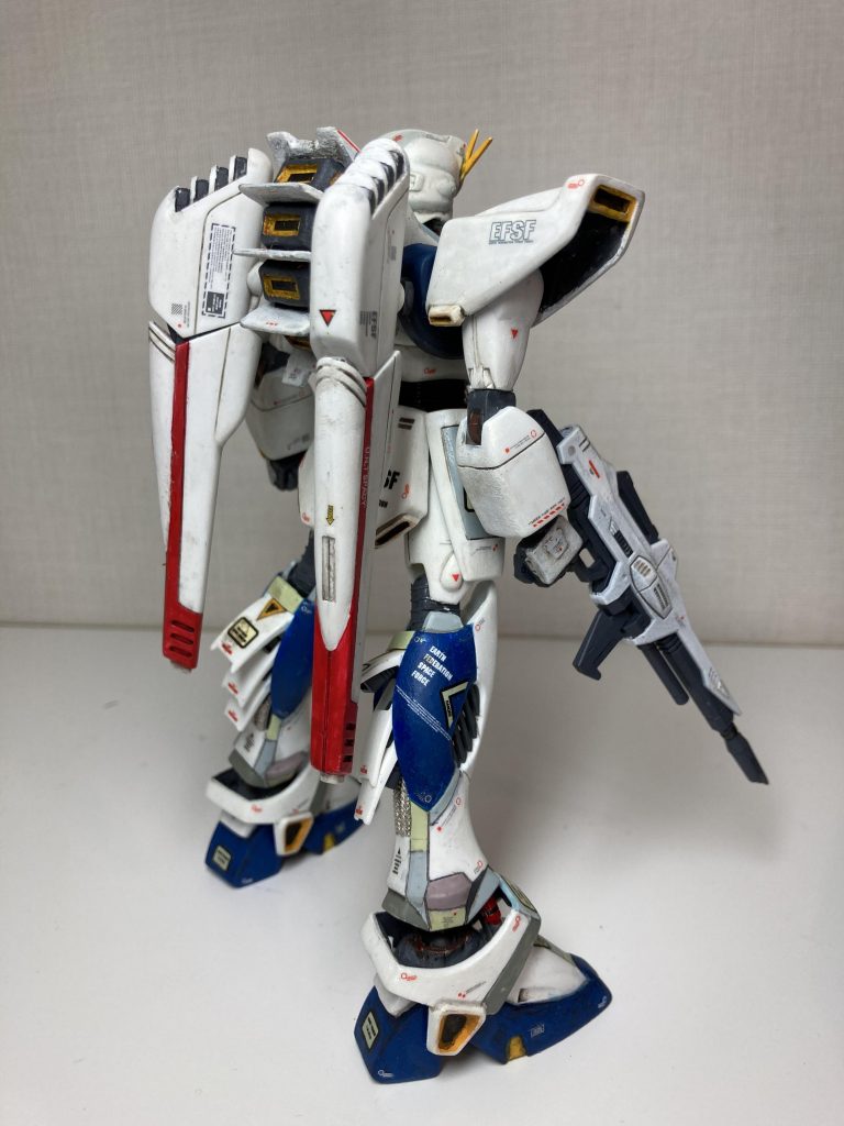 懐かしのシステムインジェクションキットなので、却って塗り分け(マスキング)が超面倒です。何度もリタッチするだろうなと思い、アクリルガッシュを主に使いました。塗装はνガンダムの福岡のやつ風にしようと思いましたが、ちょっと中途半端になってしまいました。