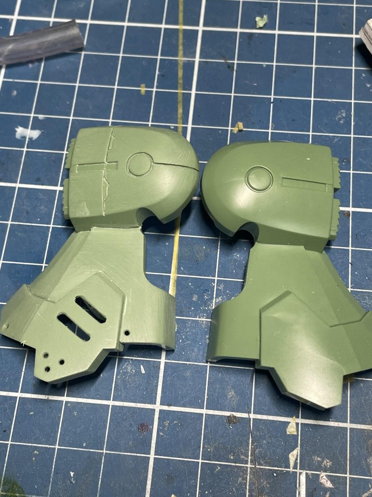 脚部の比較。スリットは初めてやりましたが直線に調整するのが難しかったです。以下画像。