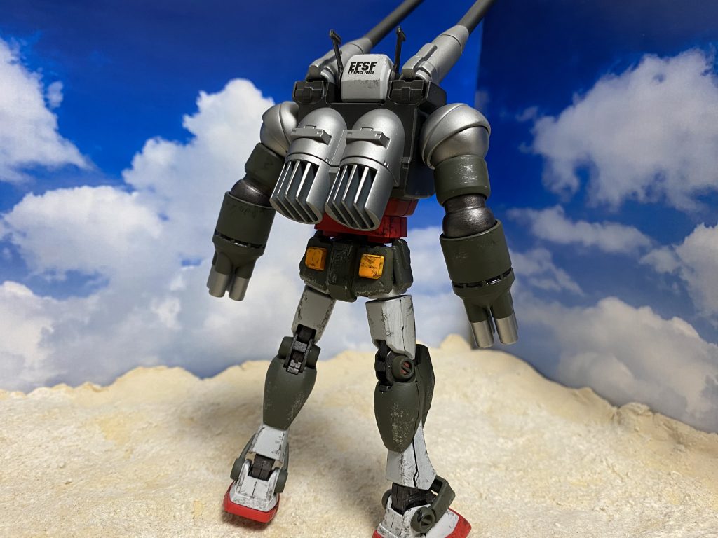 後ろ姿予想外でしたが、アクションベース無しで砂漠ジオラマに立てるくらいバランス良いですw 