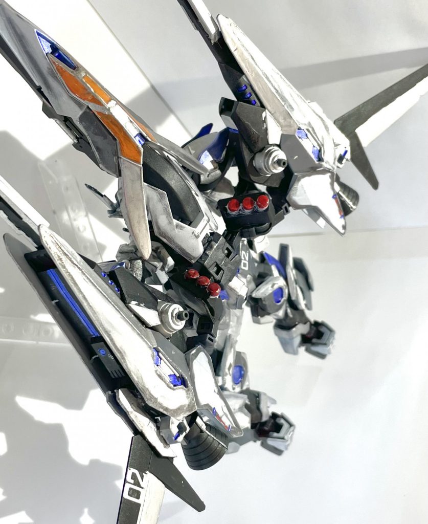 飛行形態簡易的な変形ながらも充分な速度と余りある火力を両立した形態。強襲、爆撃、離脱なんでもござれ。投稿主は戦闘機も好きなのでおそらくこの形態を多用しそう。以下アクションポーズ