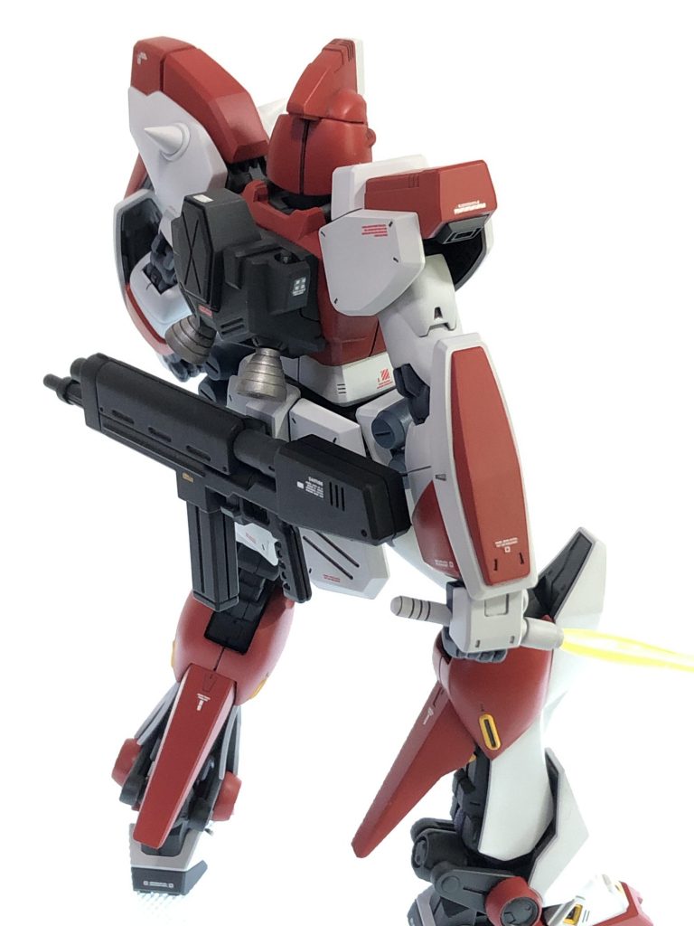 右肩アーマー側面下にスラスターを追加。