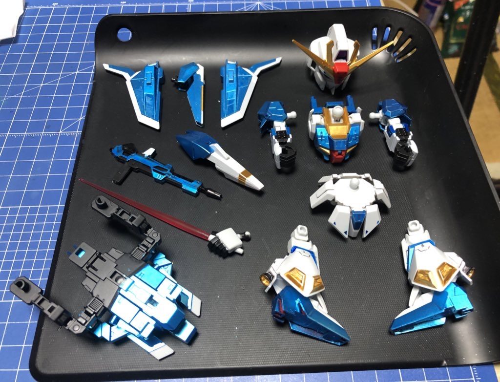 組み付け完了です。クリアビームサーベル+持ち手、変形用のベース、股関節スイング/新規太腿のパーツはブースター2付属の物になります。