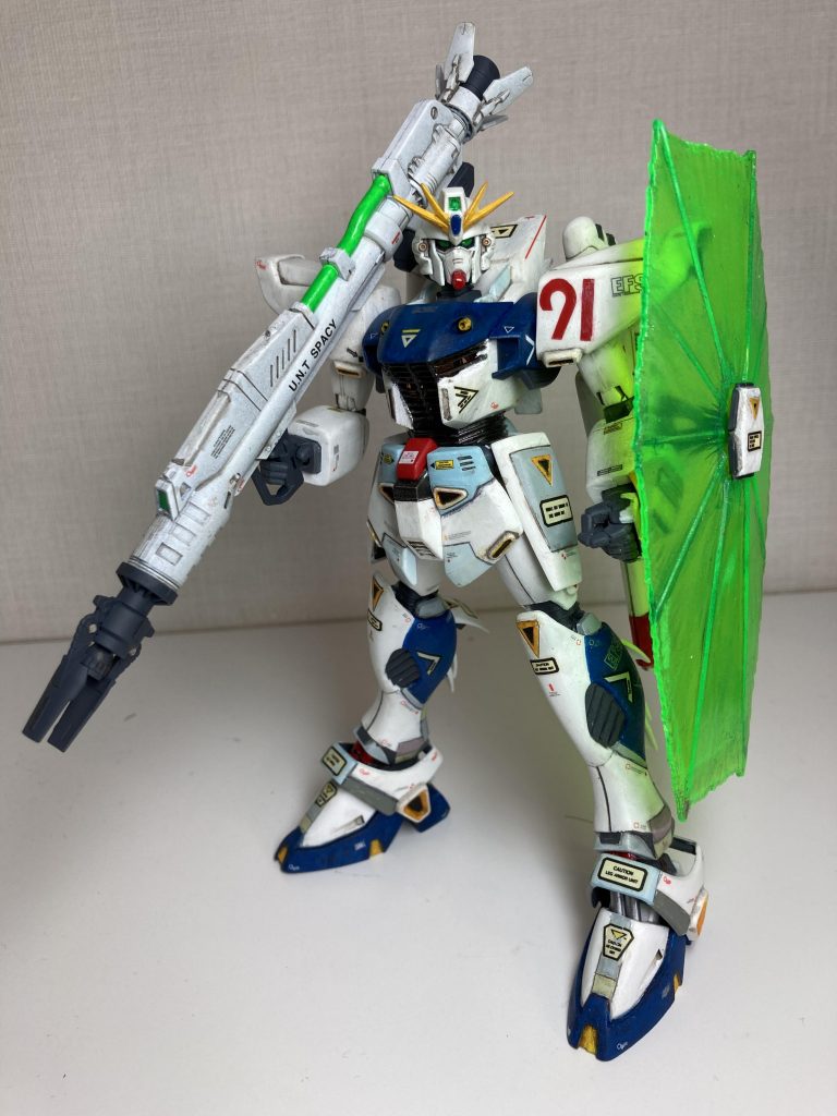 ライフル、バズーカはネットオークションで調達したMGのものを使っています(マスキングが辛くて、楽してしまいました)。ビームシールドはクリアブルーで多少のグラデーションを付けた上にクリアーパールをスプレーしました。