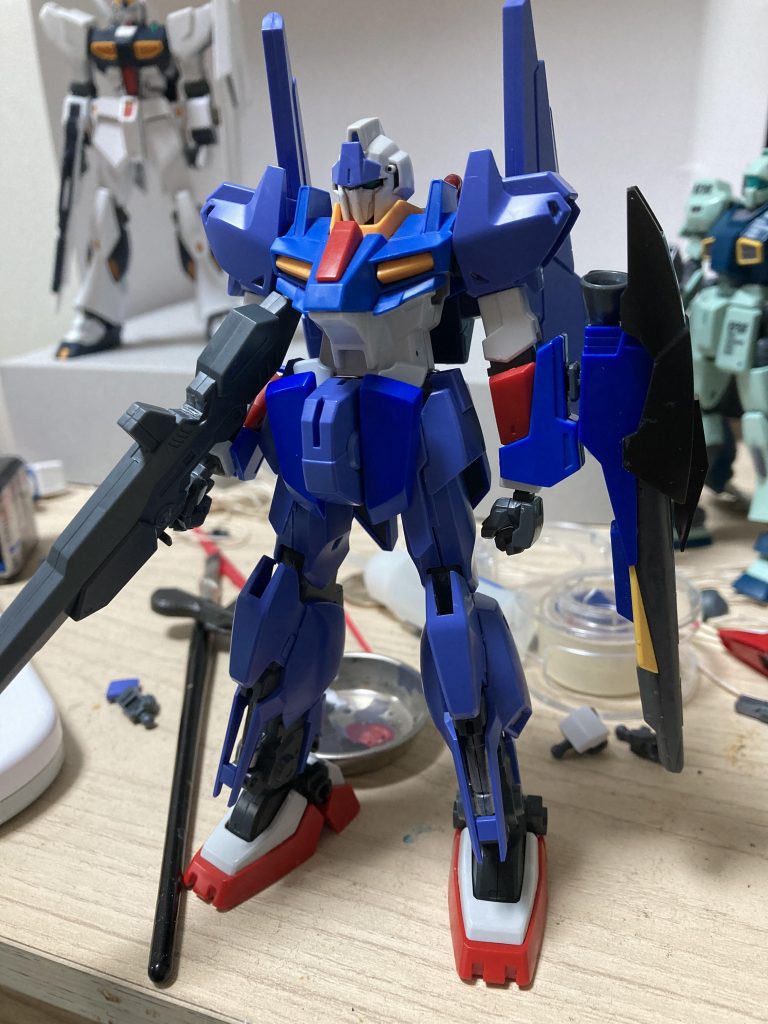 百式のバックパックを取り付けられるようZZⅡの背部を弄り、シールドもZⅡの機首にゼータの下部パーツを取り付けたものに変更バックパックとスタビライザーをつけたら大きく感じた上半身が急にスッキリしたように感じますミキシングに満足したため、ここから着色していきます