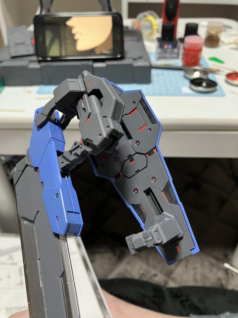 細かいところに差し色でフレイムレッド入れてます。