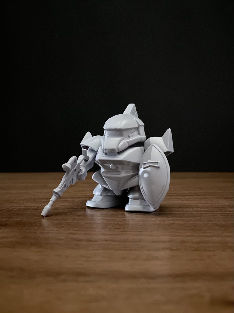頭部アンテナを切り取り、肩アーマーの側面が無かったのでプラ板で塞ぎました。