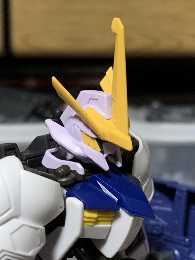 頭部の印象を変えるべく、左右のアンテナをカットして羽根状に再接着しました。でも中央の一本角が目立ちすぎてあんまり変わってないw