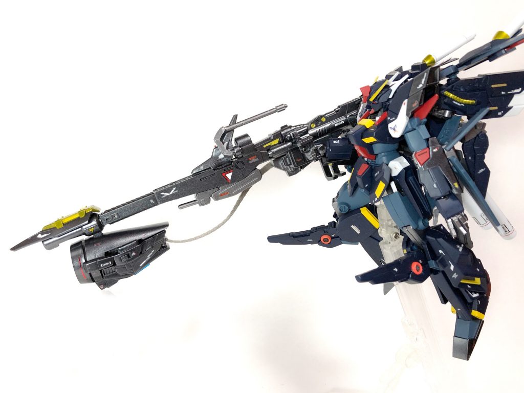 ◆S.Iフィールドランチャー「フラグブラック」◆「黒い旗」と銘打たれた超々大型火器。自身の全長すら凌駕する大きさで威力は折り紙付き。ネオガンダムのG-バードを基部とする事でフラグブラック自体にジェネレーターが搭載されておりMS本機のサブフライトシステムも担っている。その名の通りIフィールドによるビームバリアに加え、頭文字のSはswitchの事。つまり切り替えによりレアアロイ弾を発射する事が可能。敵機にナノラミネートアーマー持ちが居た場合に備えている。また戦術核も搭載されているとされ「んなろー！死なば諸共ぉー」とドマンジュウなセリフで突貫する最終奥義もあるとかないとか…勿論、その大きさ故に取り回しは最悪で接近戦では棍棒代わりしかならない。