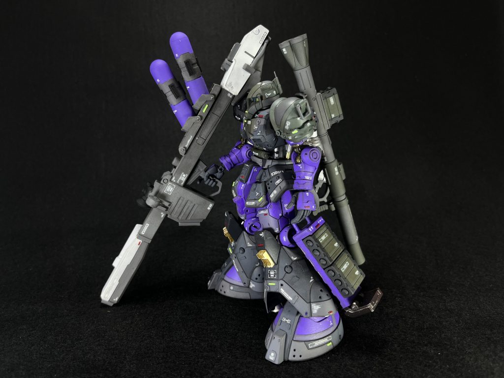 側面から武装は付属のビームバズーカをメインに、地上戦でどうやらビーム撃てないらしいので、ビームが撃てる不思議なエネルギーが詰まったタンクを取り付けました。試作機なのでこの辺はなんとでもなりますね。万が一撃てなかった時のためにバズーカも装備し、予備弾倉のラックもジャンクパーツから作成しました。