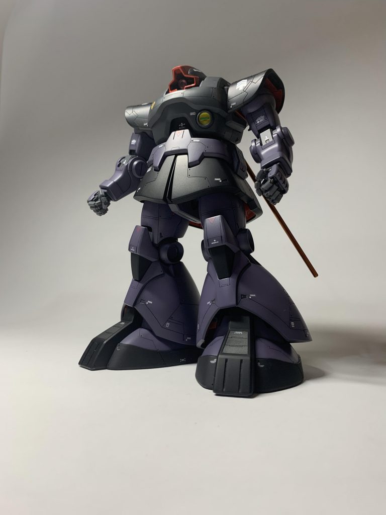 肩と足まわり中心にスジ彫りでディテール追加し、黒サフ立ち上げのエアブラシ塗装で重厚感を出してみました。