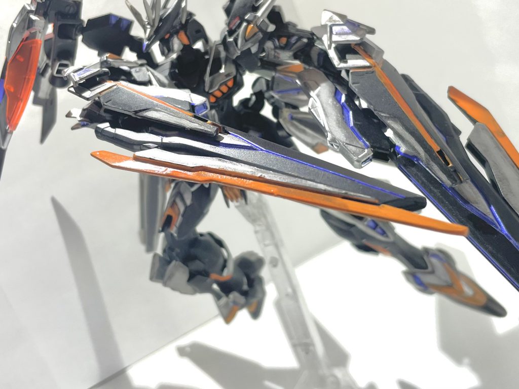 専用兵装 NEOレギルスライフルレギルスライフルの威力を増加させただけでなくブレードも追加することで近接戦闘も即座に対応可能になった。2丁装備。