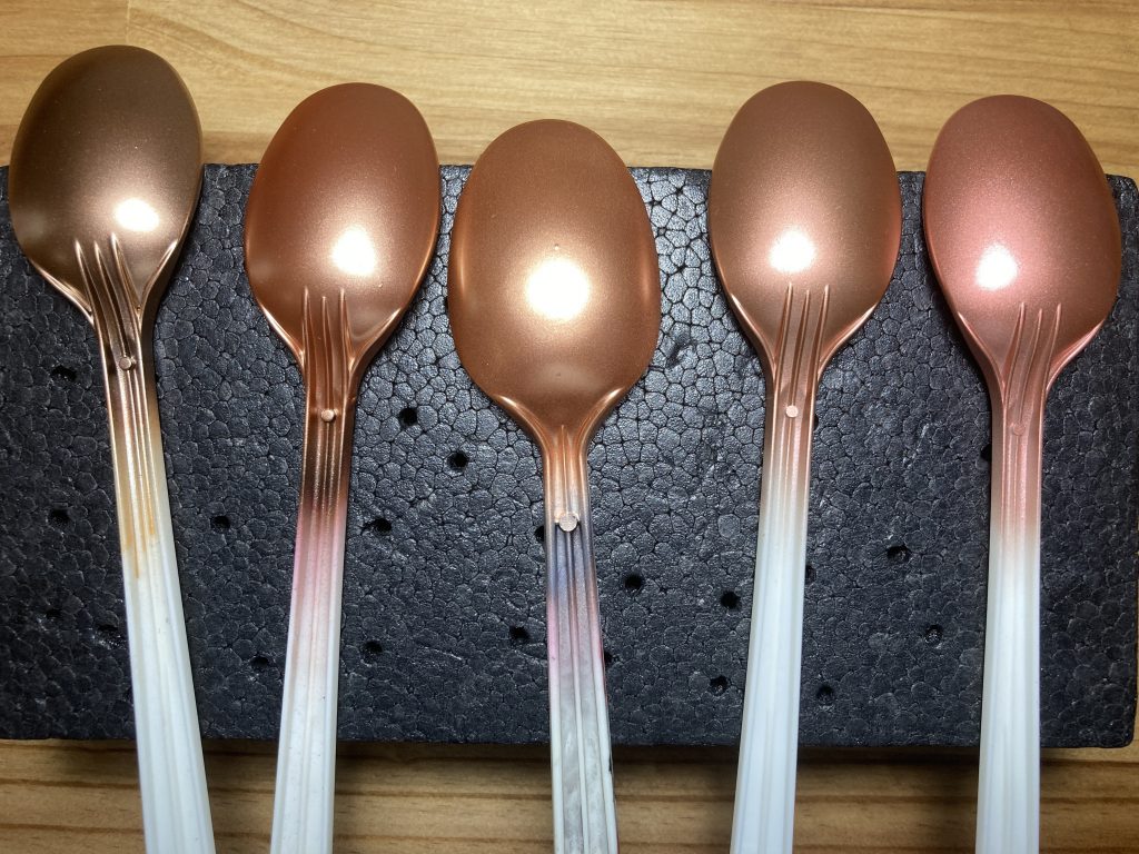 調色テスト(の一部)。サフ→洗浄→乾燥→塗装→洗浄→乾燥の繰り返しでアホみたいに時間掛かりました。。自分で調色も楽しいけど、メーカーのプロが開発したカラーをチョイスしてそのまま使うのが一番良いのかもなと思いました。