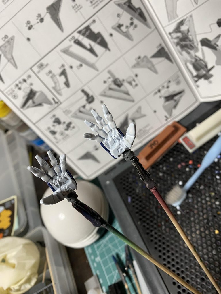 手の肉抜き穴はパテ埋めしました。