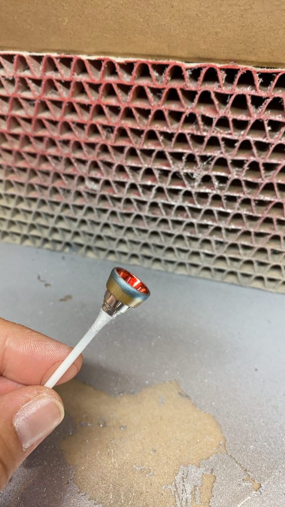 ガンダムマーカーのメッキにリアルタッチのオレンジとブルーで焼き色を付けて中はエナメルのクリアレッドを使用しました。