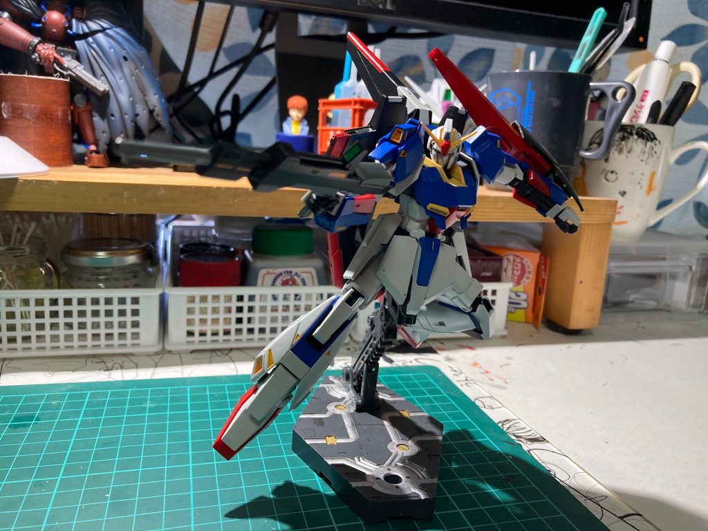 という訳で、ディスプレイは結局ビームライフルを使ったポージングに落ち着いています笑撮影用のボックス、あったら絶対有用と思いながらも一歩踏み出す勇気が足りず、躊躇しています。