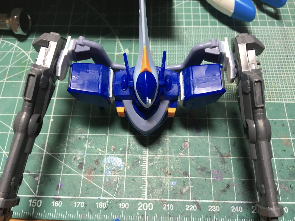 　ディープアームズ最大の特徴である両肩のビーム砲は、アーム部分が肩アーマー側面や後部と干渉するので、一度切り離してプラ板を挟みかさ上げ。