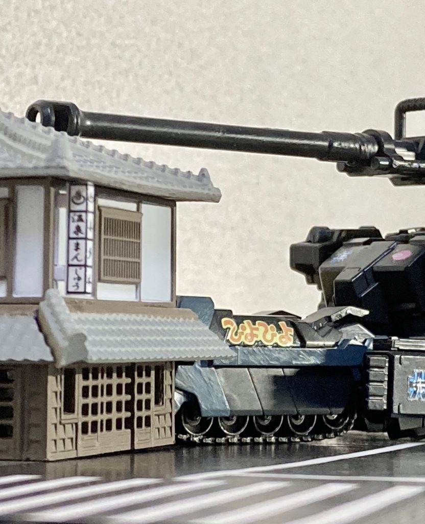 原則コロニー内で試合が行われ指定エリアが市街地区だった場合、いくら砲弾が安全に配慮された仕様になってるとはいえ、これだけの大きさの戦車が撃ち合ったり直接突っ込めば建物は無事では済まない。戦車道の試合において破損した建物は、戦車道連盟によって損壊度を問わず修繕費用が全額補償される。