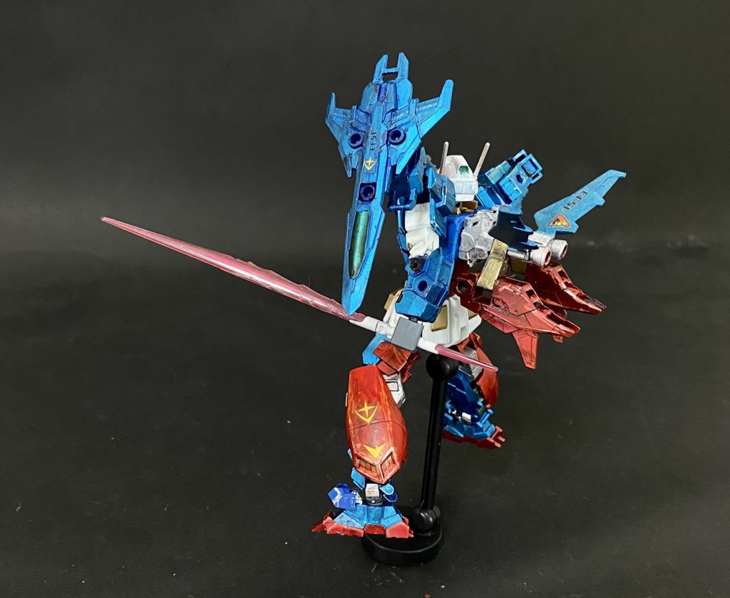 デカールはジェガンの物を使用しましたのでロンドベルの隠し機体と言う設定です。