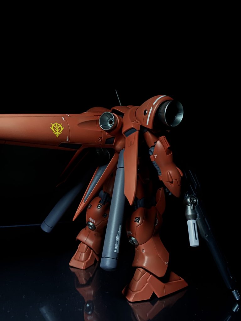 バックショット。シュツルムブースターはデカ過ぎですが、せっかくなので付けました。着いてる方がカッコイイです♪各スラスター開口とバーニアと合わせてシルバーで丁寧に塗り分け。全体的に色彩が乏しいのでライフルは結構色分けしました。