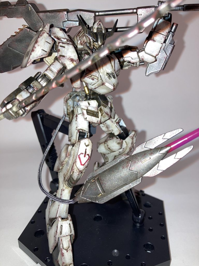 ガンマカのガンメタでのドライブラシはかなりの発見でした。これでもかと言うぐらい筆をカスカスにしてひたすら擦るだけでシルバーでは出ない鉄感、鉄棒のような剥き出しの鉄感が出せたので陸戦MSでは今後も多用すると思います。