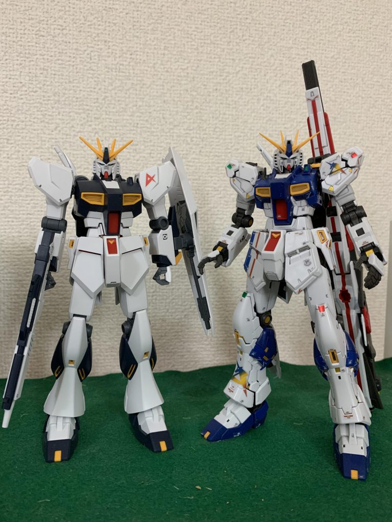 近所のセブンイレブンで購入したEGνガンダムと並べて。EGは数十分で組めたのですが、久々のRGは疲れました。初期と違い現在のRGは組立て済フレームのランナー無いんですね。遠目で見るとデカールのフチが目立たないから素人が組んでもカッコこよ❤️