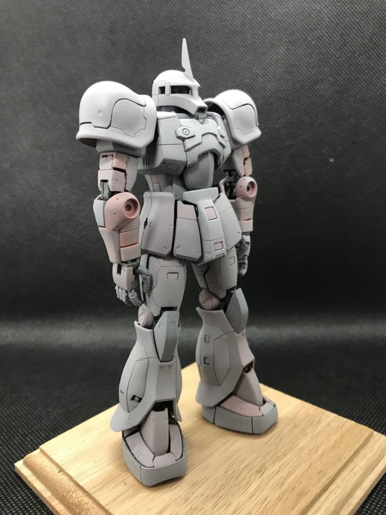 膝もザクⅡより薄く削り込み。