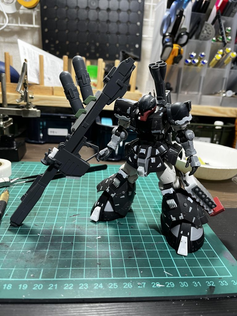 今回は制作工程を全然撮ってなくて、唯一フォルダにあったのはこれだけでした。今回からウェーブのメモリ付きプラ板を導入し、ディテールパンチで切り出したものをアレンジすることに加え、バリエーションが増えた気がします。この統一感ない感じからサフを吹くと変わる瞬間が好きなのですが、今回はサフは禁止とのことで、苦労するかと思いましたが、ガンマカの隠蔽力の高さを思い知らされました。