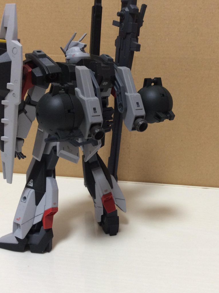 また背面には試作型の球体バーニアを装備しており、実は機動性も長けています。ちなみにショートバレルビームライフルは腰にマウントできます。