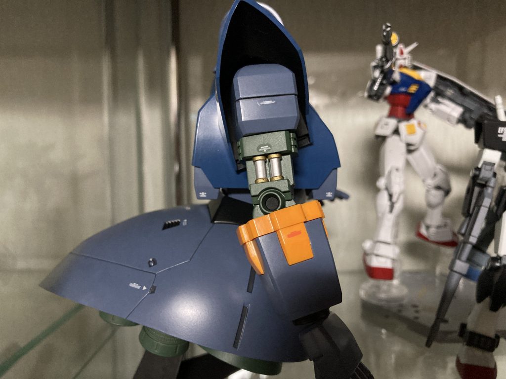 横から失礼します。横からの見た目が一番デカール量多いです。それでもかなり控えめですが。腕のシリンダー部はガンダムマーカーにて定番の金銀塗装。ちなみに腕やバーニアのグリーンはディジェの製作時に余った本体色を再調色して作ってます。アンテナの赤はナイチンゲールの使い回し。根がケチなので余りもので何とかしようとする事が多いです（笑）