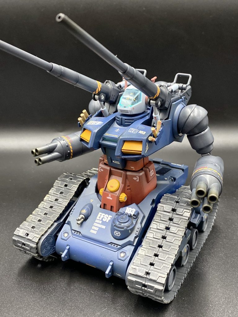 RX-75として作成していますが、良キットのRTX-65をベースとし、RX-75の特徴的な頭部、襟、肩、腹部、ボッブミサイルランチャーを組み合わせています。胸部はRTX-65のままだと前後、幅ともに大きすぎてRX-75に見えないため、3枚におろして中心部(腹部コクピットハッチ周辺)はプラ板箱組で自作しました。胸のダクトもくり抜いてプラ板を入れています。また、身長を上げるため、タンクと接合する腰パーツをパテで延伸しています。