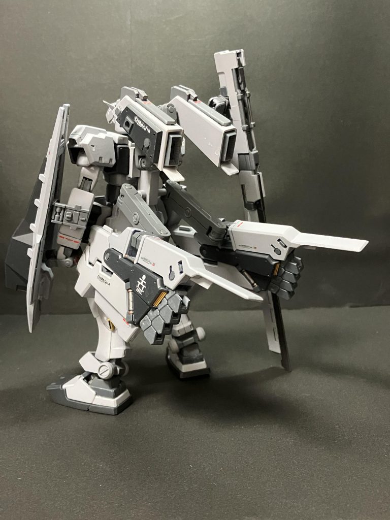 背面です。ステイメンのバインダー風にフルドドを配置。背中のブースターはスクラッチです。