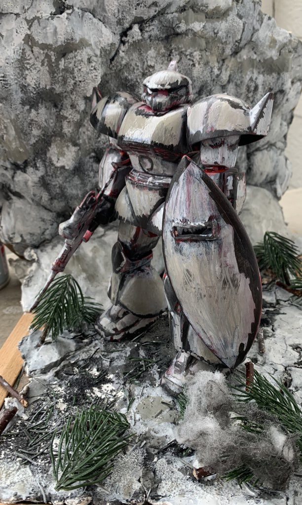 白い背景やジオラマベースとしっかりマッチさせることに成功しましたのだ。紅塗った上から水性白い、黒とレッドブラウン混ぜたものを汚しで使い、最後にタミヤのミディアムグレィでドライブラシしましたのだ