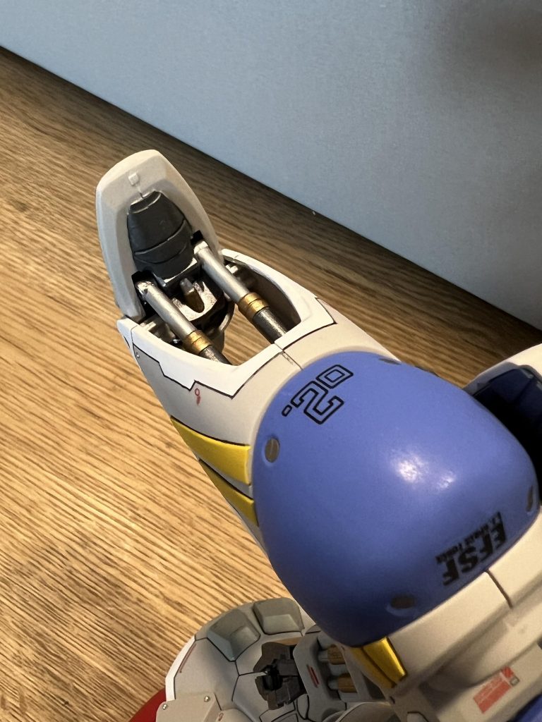 一番大変だったのが先の部分。アトハメ加工は難しそうだったので合わせ目消しつつ筆で塗装しました。肩の丸いところは、アトハメしました。