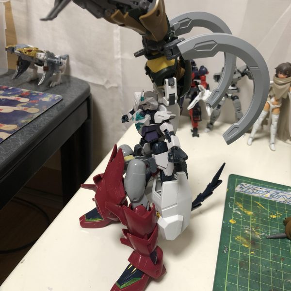 コアガンダムとエピオンガンダムガブスレイとスターゲイザーのバックパックセラヴィーガンダムの足パーツを使用して合体ガンプラを作成中です（2枚目）