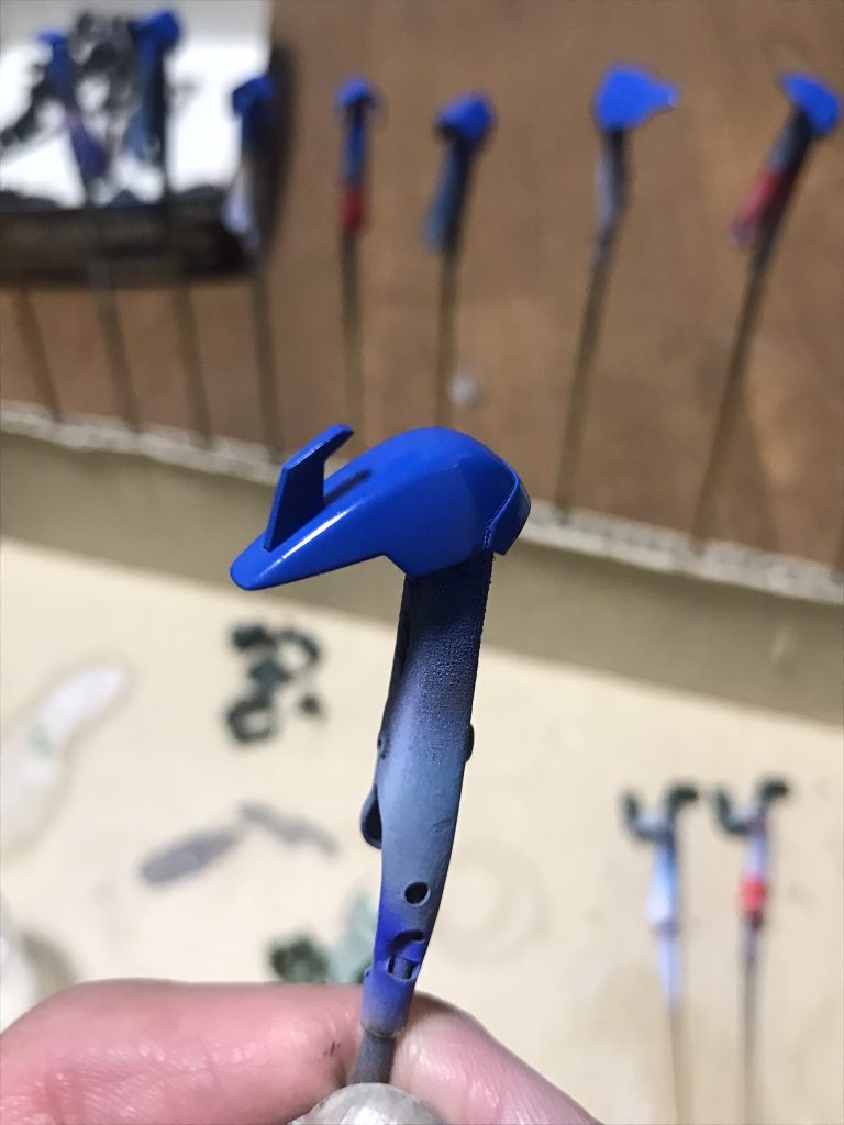 今回の青色は、MGギャン塗装用に調合して失敗したのをリサイクルしました。ギャンに使うには明る過ぎますが、グレイズにはいい感じにマッチ…見方によっては石動・カミーチェ専用機と言っても通用するかもw残念ながらレシピは失念…w💦