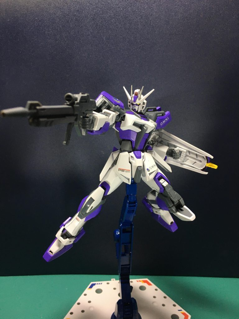 　ビームライフルの合わせ目消しと足首周りの肉抜きを埋めた以外は基本的に大規模な加工は無し。胴体のみちょっと塗装はげが怖い程度で、元キットの持ち合わせているアクション性は損なっていません。